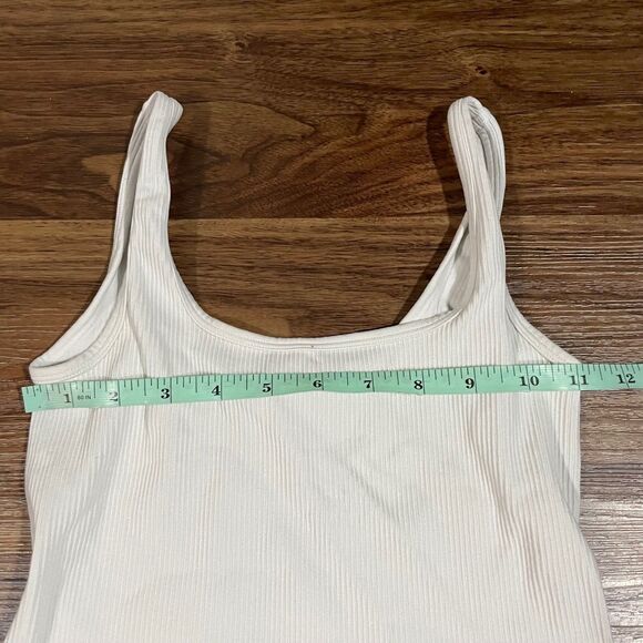 OQQ Women's White Ribbed Sleeveless Racerback Crop Tank Top Size Small - Picture 2 of 5